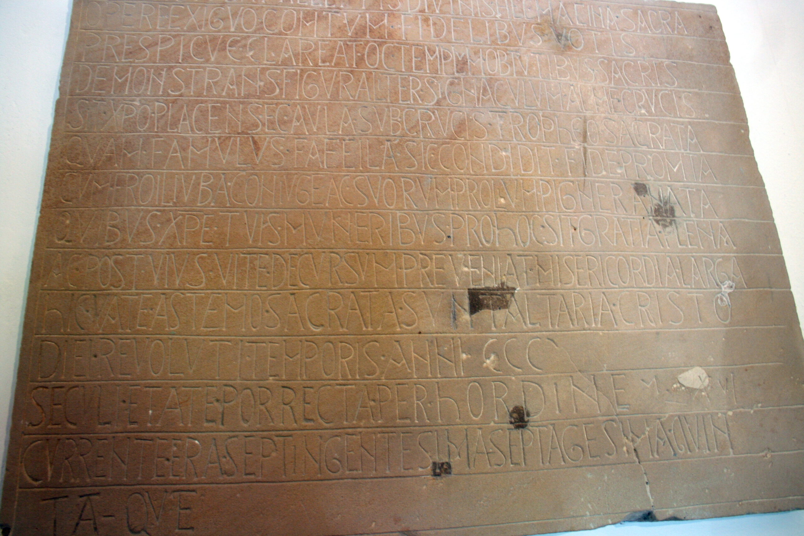 Dudas sobre la autencidad de la inscripción de la Iglesia de Santa-Cruz de Cangas